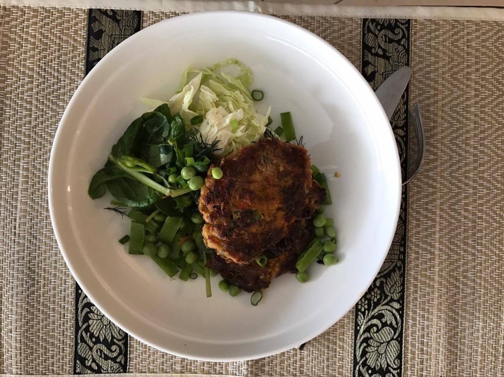 Ground Kush in Round Container with Hemp Leaves