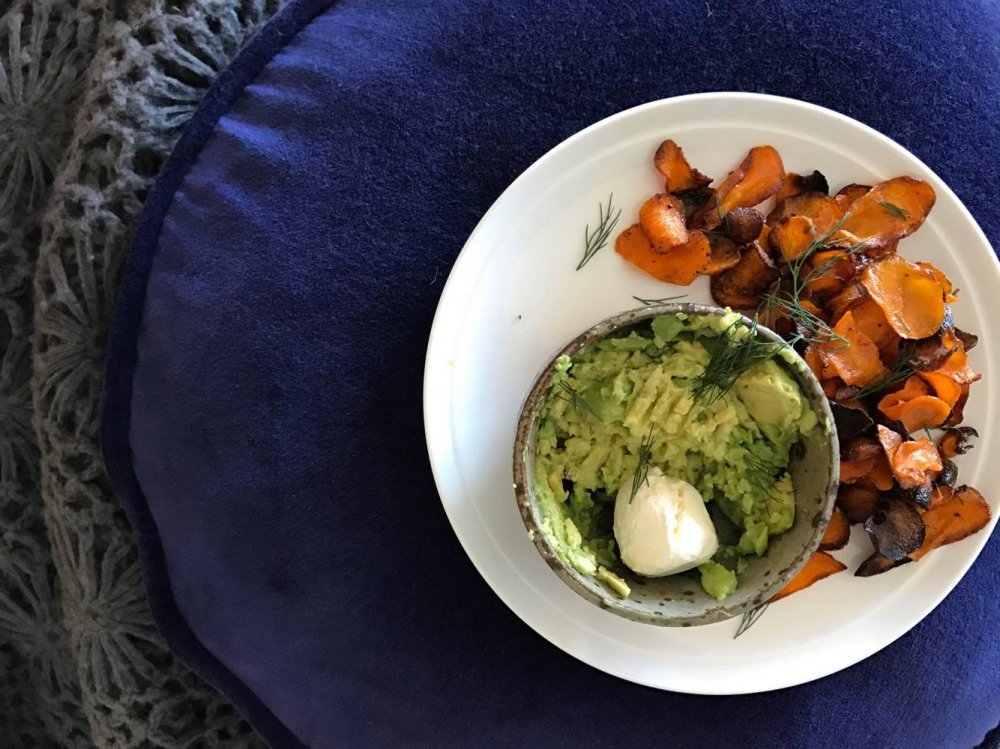 Ground Kush in Round Container with Hemp Leaves