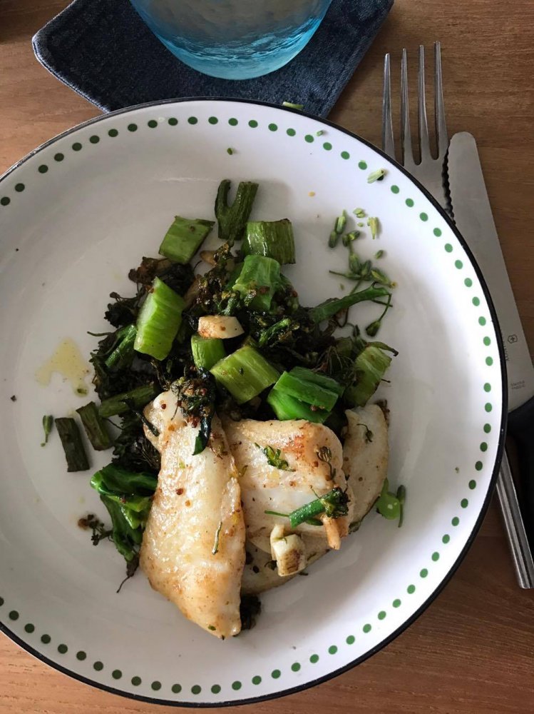 Ground Kush in Round Container with Hemp Leaves