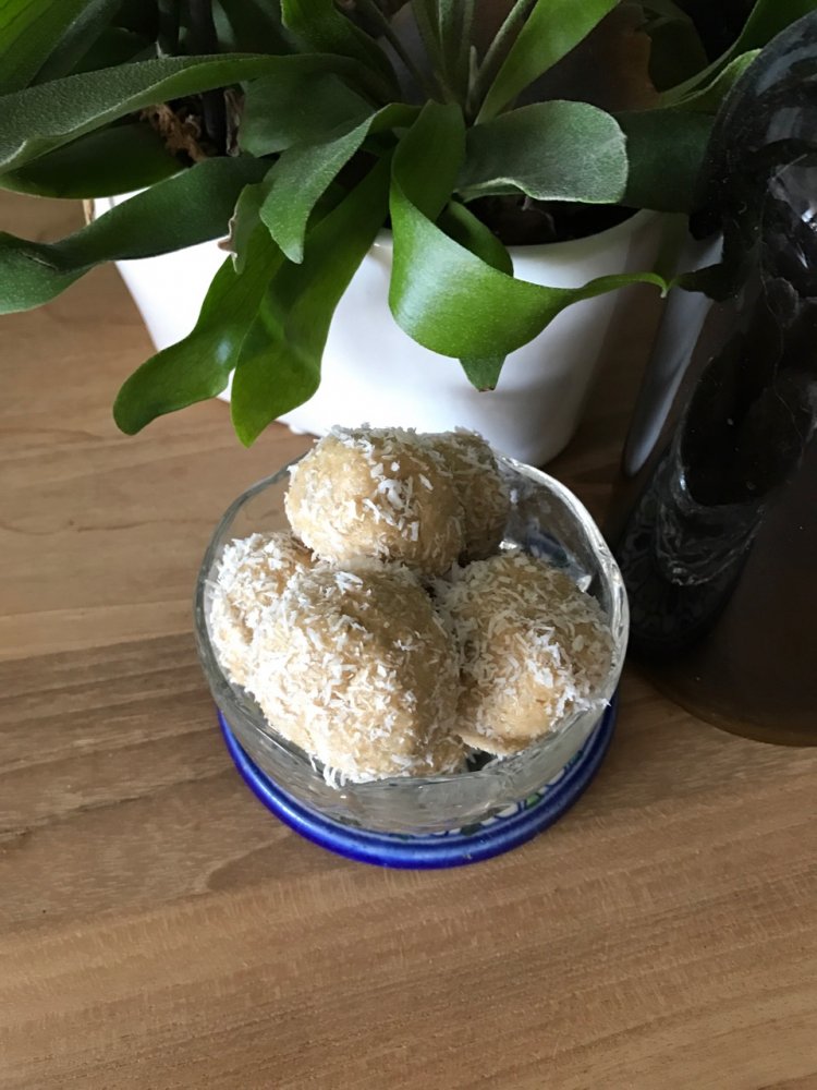 Ground Kush in Round Container with Hemp Leaves