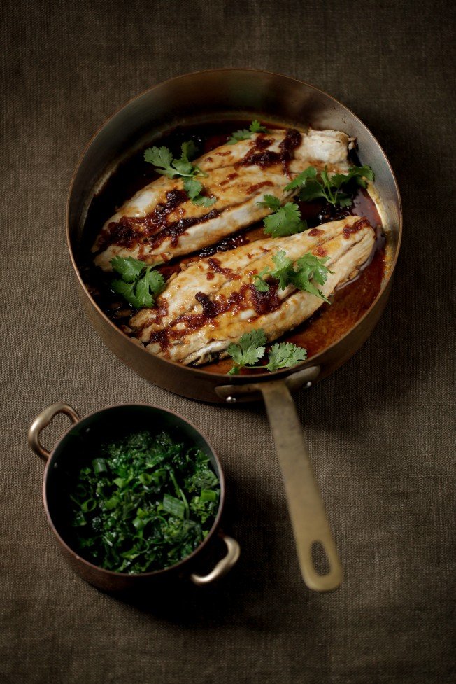Ground Kush in Round Container with Hemp Leaves