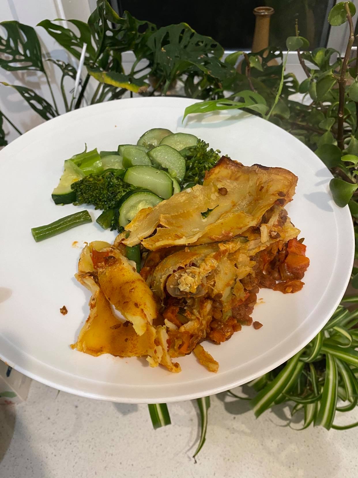 Ground Kush in Round Container with Hemp Leaves